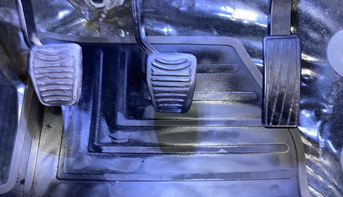 2016 Mahindra Kuv100 K8 D 5 STR, Diesel, Manual, 68,068 km, Pedals