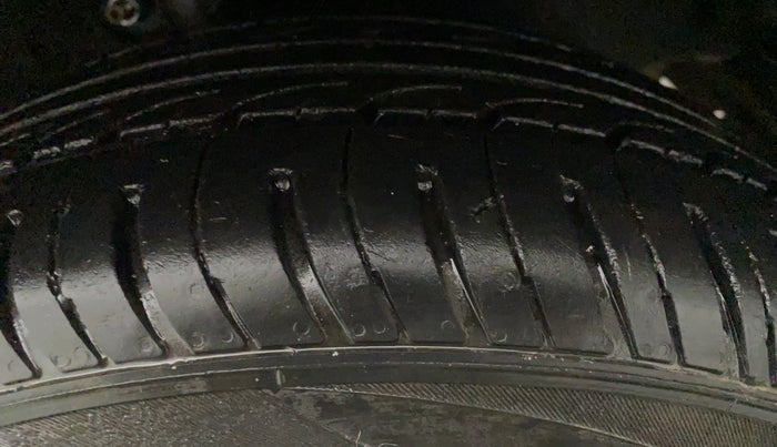 2016 Mahindra Kuv100 K8 D 5 STR, Diesel, Manual, 68,068 km, Left Front Tyre Tread