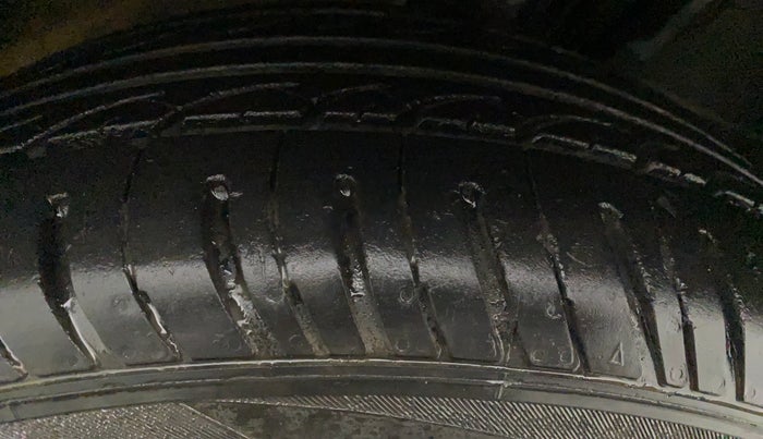 2016 Mahindra Kuv100 K8 D 5 STR, Diesel, Manual, 68,068 km, Right Rear Tyre Tread