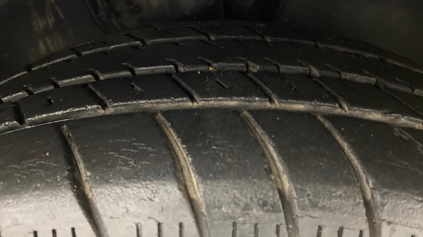 2010 Volkswagen Vento HIGHLINE PETROL, Petrol, Manual, 25,462 km, Right Front Tyre Tread