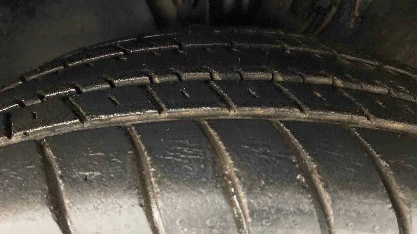 2010 Volkswagen Vento HIGHLINE PETROL, Petrol, Manual, 25,462 km, Left Front Tyre Tread