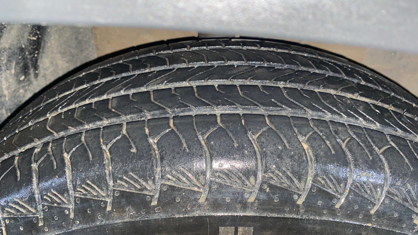 2025 Maruti Grand Vitara ALPHA SMART HYBRID ALLGRIP, Petrol, Manual, 21,377 km, Right Front Tyre Tread