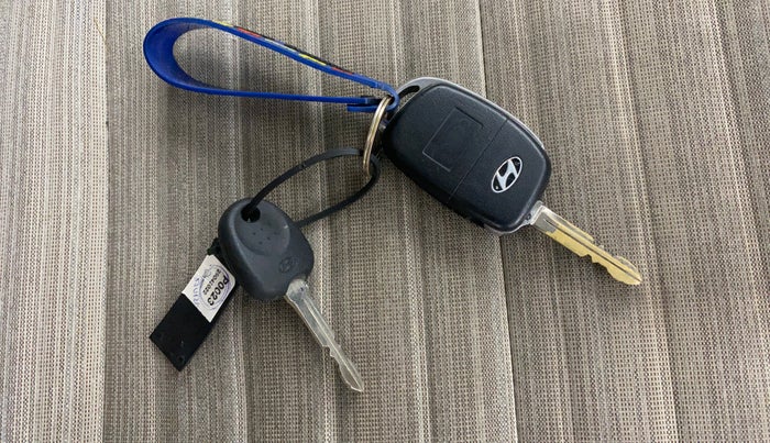 2022 Hyundai AURA S 1.2, Petrol, Manual, 43,880 km, Key Close Up