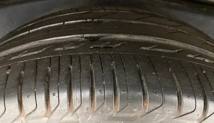 2016 Toyota Innova Crysta 2.7 ZX AT 7 STR, Petrol, Automatic, 65,820 km, Right Rear Tyre Tread