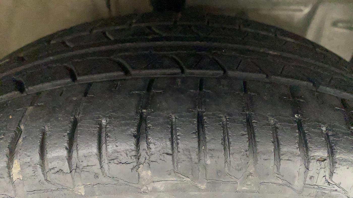 2011 Toyota Etios G, Petrol, Manual, 38,817 km, Right Front Tyre Tread