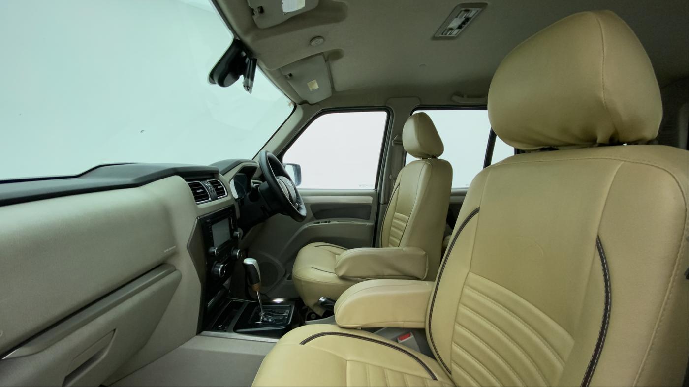 2015 Mahindra Scorpio S10 AT, Diesel, Automatic, 90,893 km, Right Side Front Door Cabin