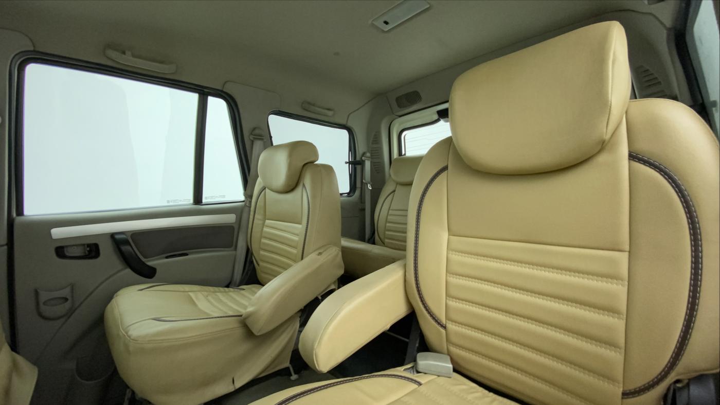 2015 Mahindra Scorpio S10 AT, Diesel, Automatic, 90,893 km, Right Side Rear Door Cabin