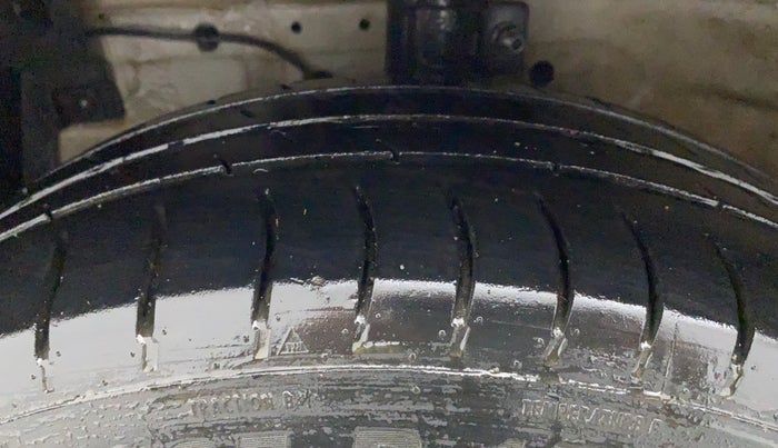 2016 Maruti Ertiga VDI SHVS, Diesel, Manual, 90,276 km, Left Front Tyre Tread