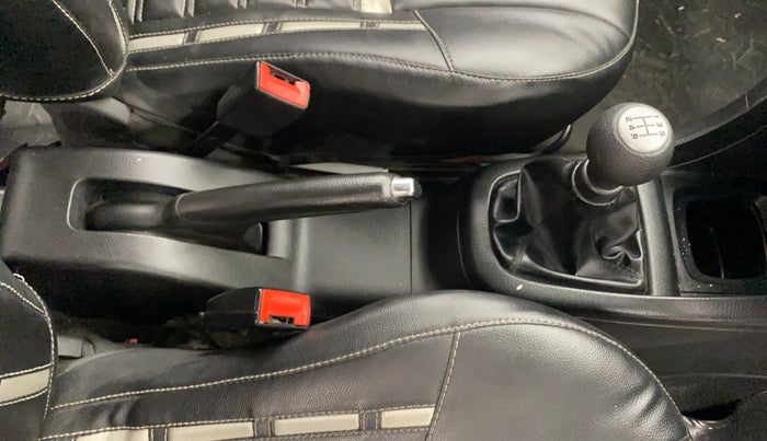 2013 Maruti Swift VDI, Diesel, Manual, 1,17,217 km, Gear Lever