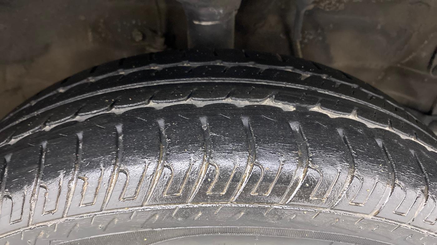 2017 Maruti Wagon R 1.0 VXI (O) AMT, Petrol, Automatic, 37,120 km, Right Front Tyre Tread