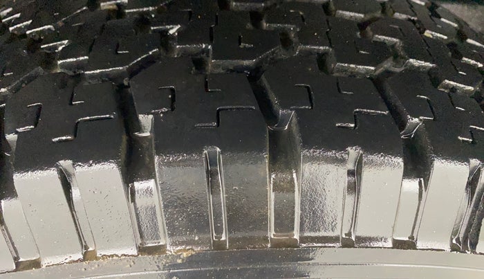 2016 Mahindra TUV300 T8, Diesel, Manual, 1,19,569 km, Right Rear Tyre Tread