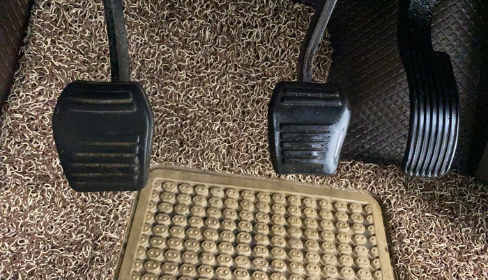 2016 Mahindra TUV300 T8, Diesel, Manual, 1,19,569 km, Pedals