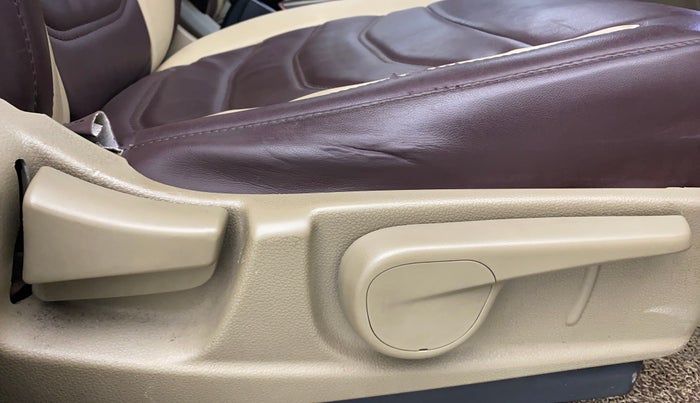 2016 Mahindra TUV300 T8, Diesel, Manual, 1,19,569 km, Driver Side Adjustment Panel