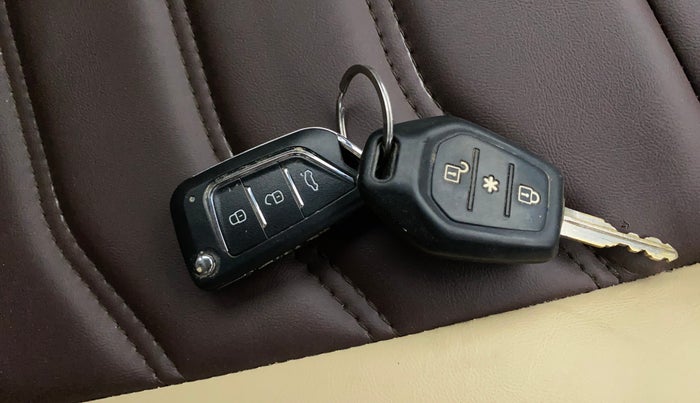 2016 Mahindra TUV300 T8, Diesel, Manual, 1,19,569 km, Key Close Up