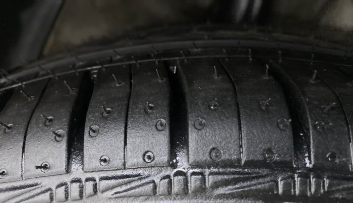 2014 Hyundai Xcent SX 1.2 OPT, Petrol, Manual, Right Rear Tyre Tread