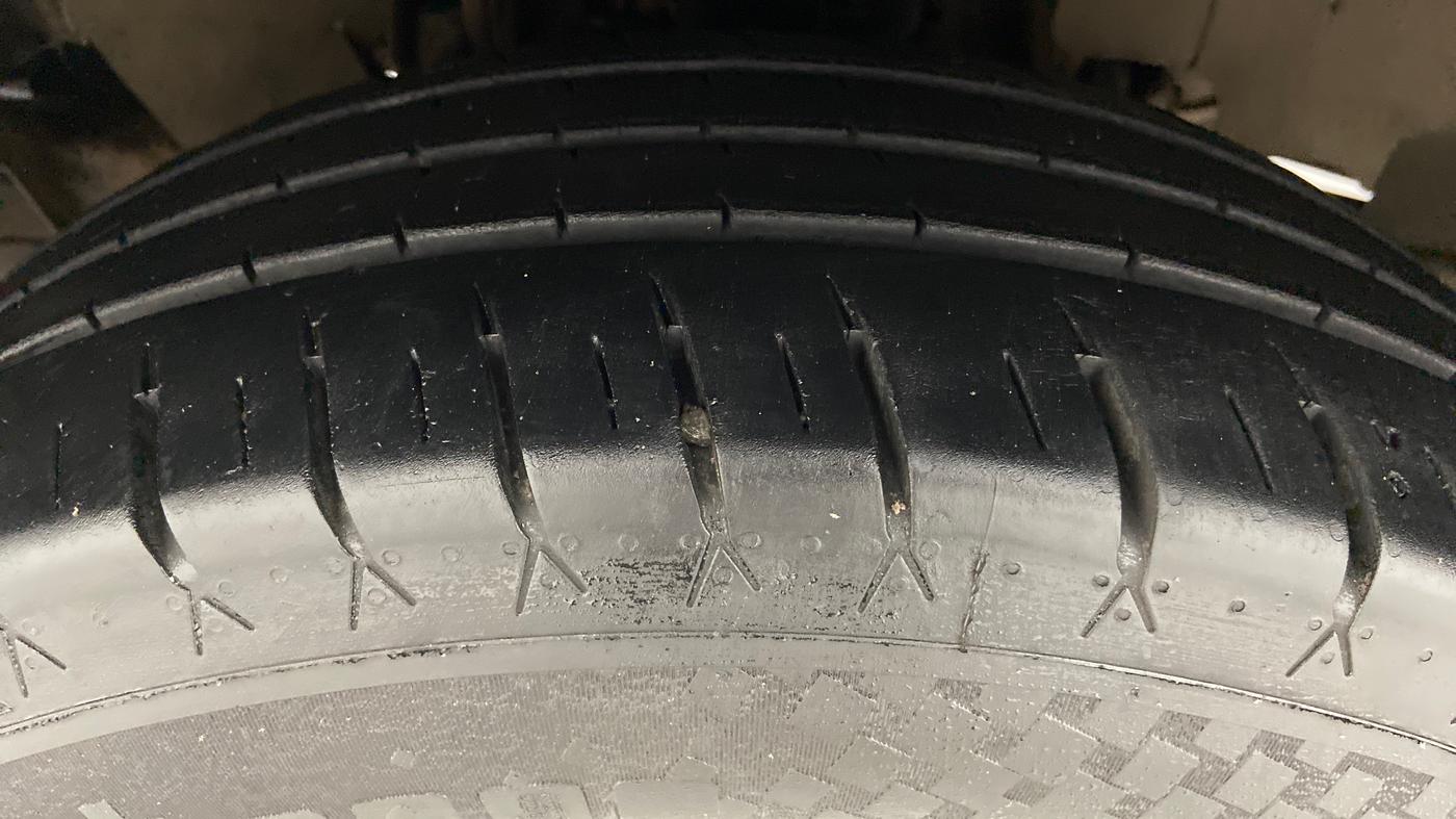 2017 Mahindra Xylo H8 ABS AIRBAG BS IV, Diesel, Manual, 2,13,057 km, Left Front Tyre Tread
