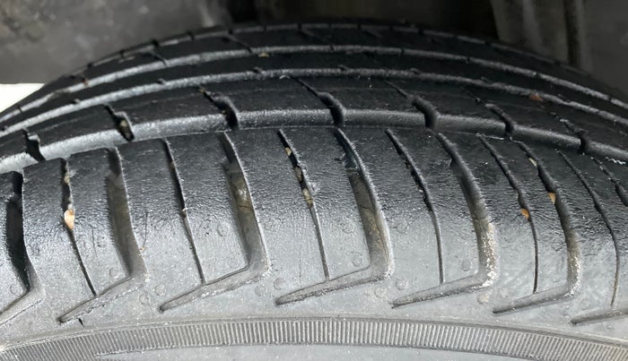 2016 Renault Kwid RXT, Petrol, Manual, 49,501 km, Right Rear Tyre Tread