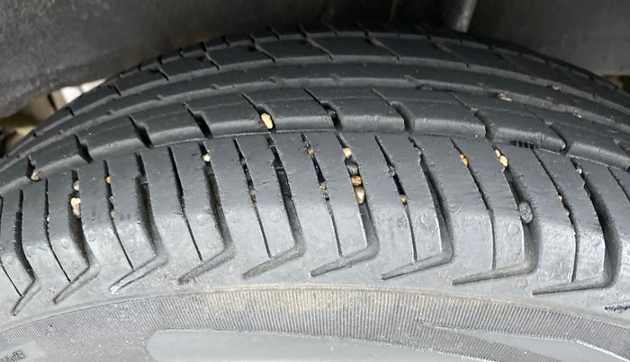 2016 Renault Kwid RXT, Petrol, Manual, 49,501 km, Left Rear Tyre Tread