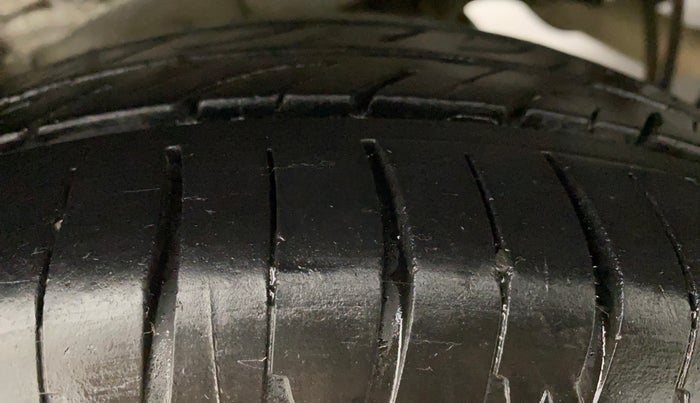 2016 Mahindra Kuv100 K6 PLUS D 6 STR, Diesel, Manual, 58,576 km, Right Rear Tyre Tread