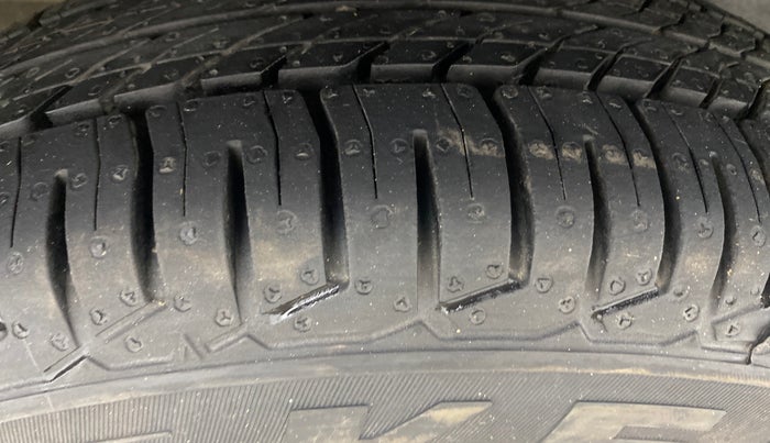 2015 Maruti Swift VDI, Diesel, Manual, 1,08,906 km, Right Rear Tyre Tread