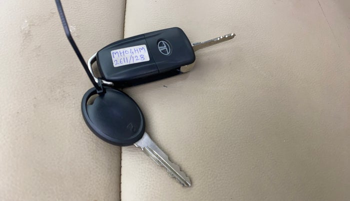 2016 Tata Tiago XT PETROL, Petrol, Manual, 25,136 km, Key Close Up