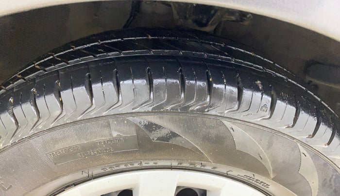 2013 Hyundai i10 SPORTZ 1.2, CNG, Manual, 1,28,823 km, Right Front Tyre Tread