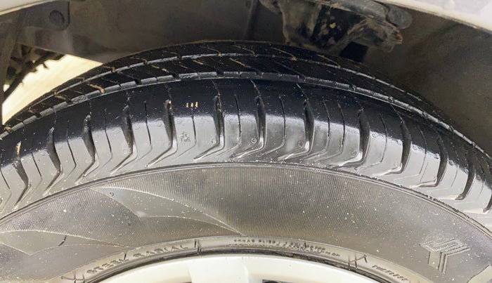 2013 Hyundai i10 SPORTZ 1.2, CNG, Manual, 1,28,823 km, Left Front Tyre Tread
