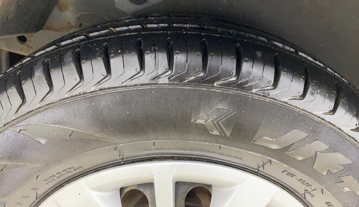 2013 Hyundai i10 SPORTZ 1.2, CNG, Manual, 1,28,823 km, Right Rear Tyre Tread