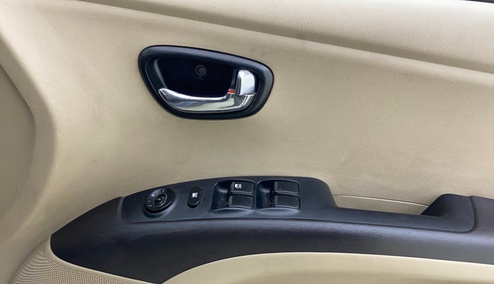 2013 Hyundai i10 SPORTZ 1.2, CNG, Manual, 1,28,823 km, Driver Side Door Panels Control