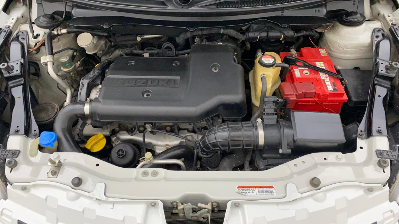2013 Maruti Swift VDI, Diesel, Manual, 1,04,175 km, Engine Bonet View