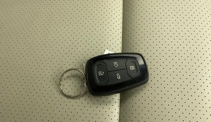 2021 Tata Safari XZ PLUS, Diesel, Manual, 1,00,883 km, Key Close Up