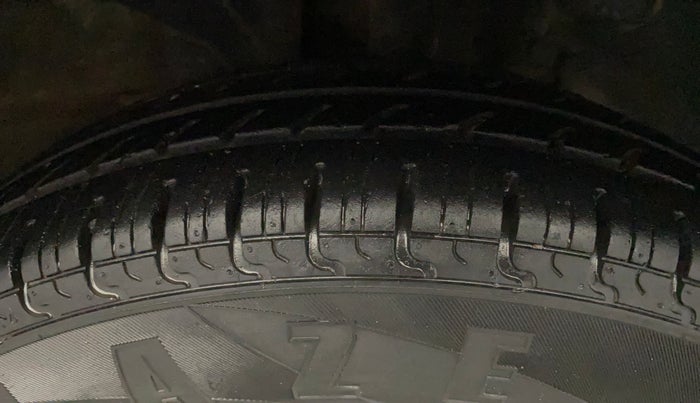2016 Renault Kwid RXT 0.8, Petrol, Manual, 51,994 km, Right Front Tyre Tread