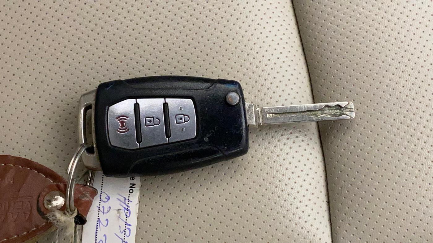 2019 Mahindra XUV300 W8 (O) 1.2 PETROL, Petrol, Manual, 64,376 km, Key Close Up