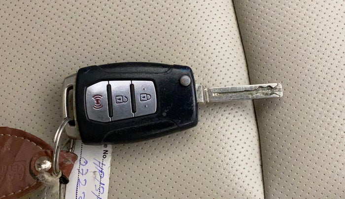 2019 Mahindra XUV300 W8 (O) 1.2 PETROL, Petrol, Manual, 64,322 km, Key Close Up