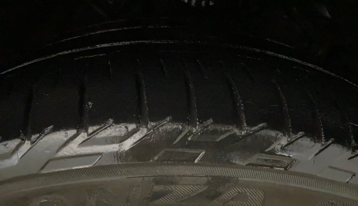 2019 Mahindra XUV300 W8 (O) 1.2 PETROL, Petrol, Manual, 64,322 km, Right Front Tyre Tread