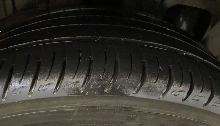 2019 Mahindra XUV300 W8 (O) 1.2 PETROL, Petrol, Manual, 64,322 km, Right Rear Tyre Tread