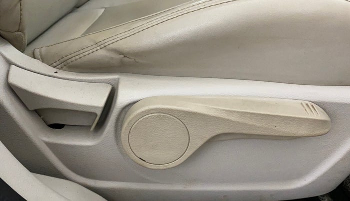 2019 Mahindra XUV300 W8 (O) 1.2 PETROL, Petrol, Manual, 64,322 km, Driver Side Adjustment Panel