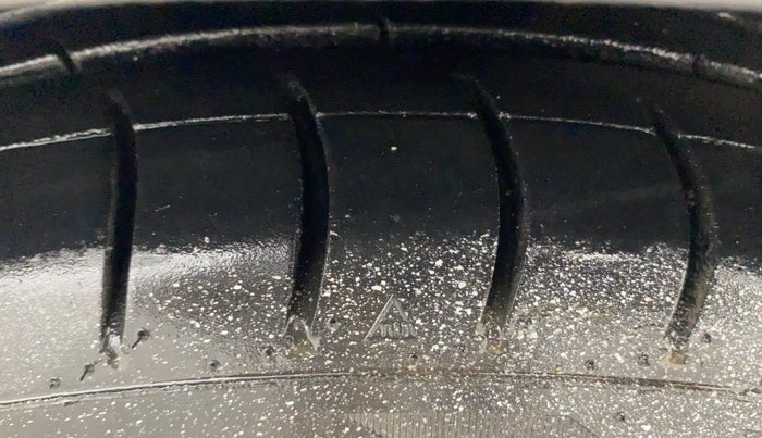 2016 Hyundai Grand i10 MAGNA AT 1.2 KAPPA VTVT, Petrol, Automatic, 1,44,697 km, Right Front Tyre Tread