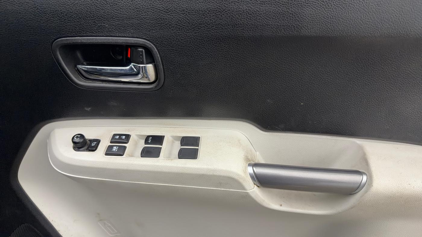 2023 Maruti IGNIS ZETA 1.2 AMT, CNG, Automatic, 68,687 km, Driver Side Door Panels Control