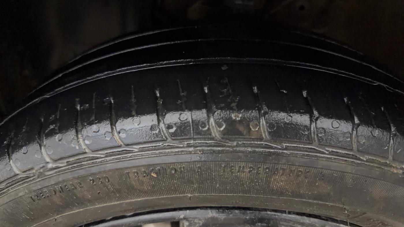 2023 Maruti IGNIS ZETA 1.2 AMT, CNG, Automatic, 68,687 km, Left Front Tyre Tread