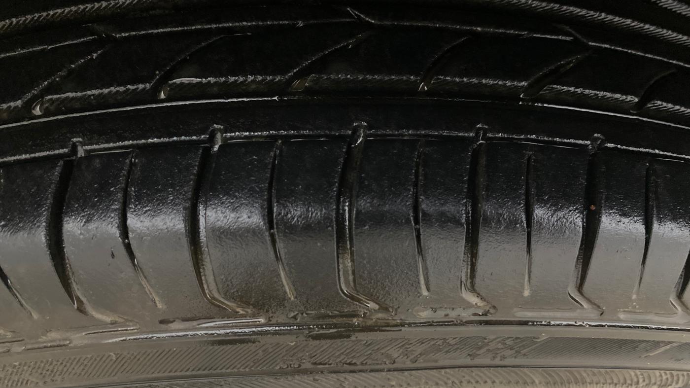2016 Maruti Swift VXI, Petrol, Manual, 88,564 km, Left Front Tyre Tread