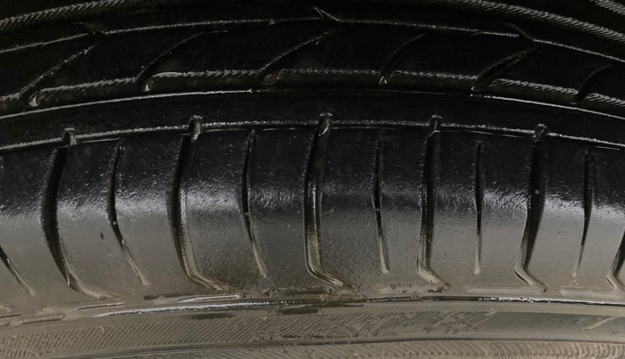 2016 Maruti Swift VXI, Petrol, Manual, 88,564 km, Left Front Tyre Tread