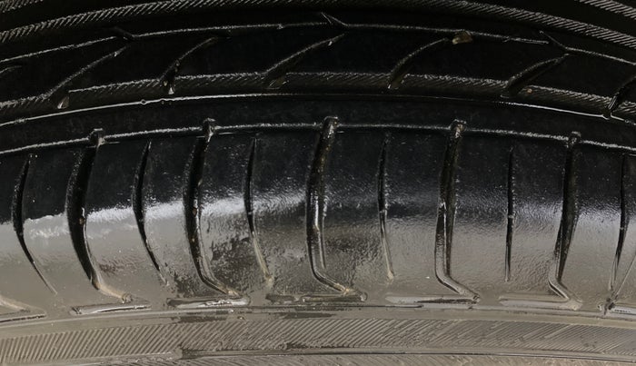 2016 Maruti Swift VXI, Petrol, Manual, 88,564 km, Right Front Tyre Tread