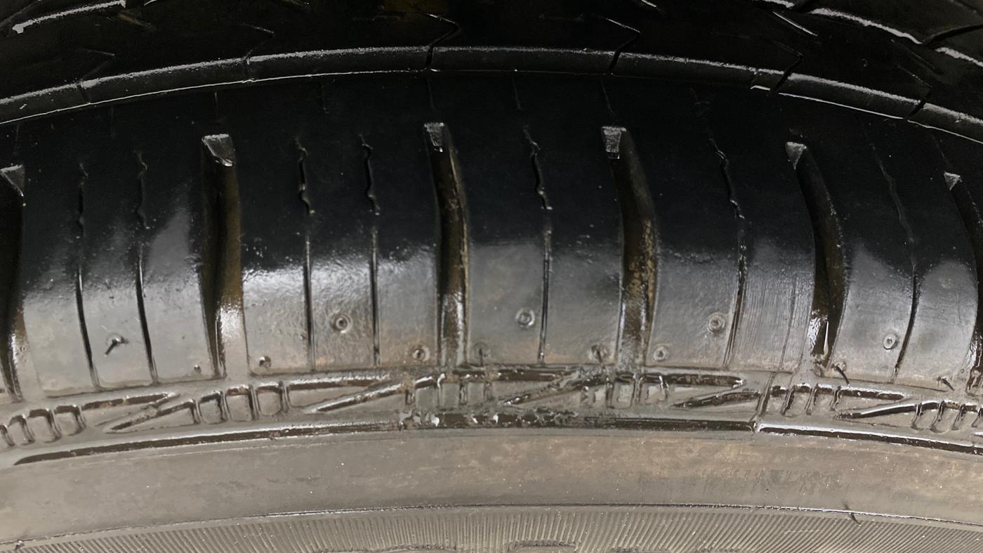 2016 Maruti Swift VXI, Petrol, Manual, 88,564 km, Right Rear Tyre Tread