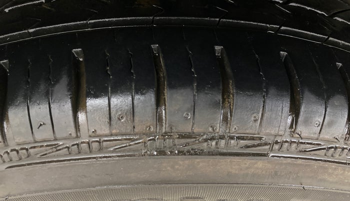 2016 Maruti Swift VXI, Petrol, Manual, 88,564 km, Right Rear Tyre Tread