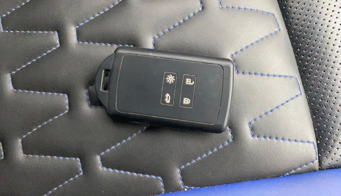 2021 Renault TRIBER RXZ AMT DUAL TONE, Petrol, Automatic, 24,825 km, Key Close Up