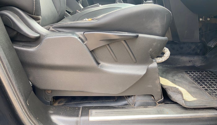 2017 Tata Hexa XT 4X4 6 STR, Diesel, Manual, 1,25,081 km, Driver Side Adjustment Panel