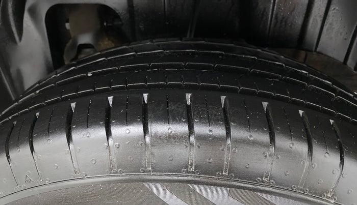 2022 Mahindra XUV300 W6 1.2 PETROL, Petrol, Manual, 1,678 km, Left Rear Tyre Tread