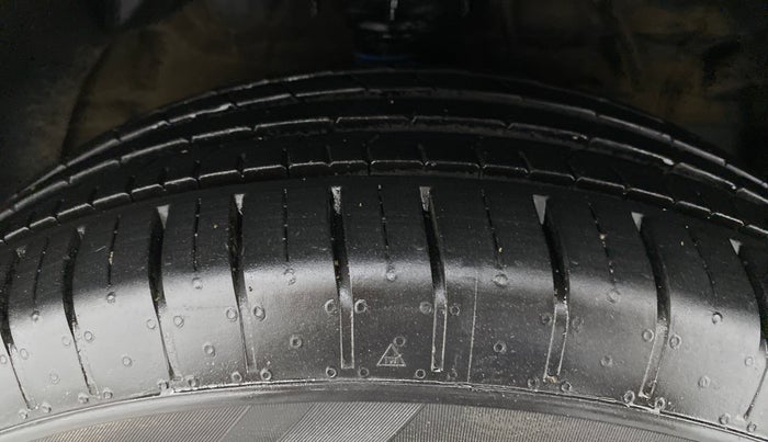 2022 Mahindra XUV300 W6 1.2 PETROL, Petrol, Manual, 1,678 km, Right Front Tyre Tread