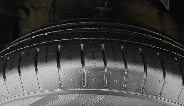 2022 Mahindra XUV300 W6 1.2 PETROL, Petrol, Manual, 1,678 km, Left Front Tyre Tread